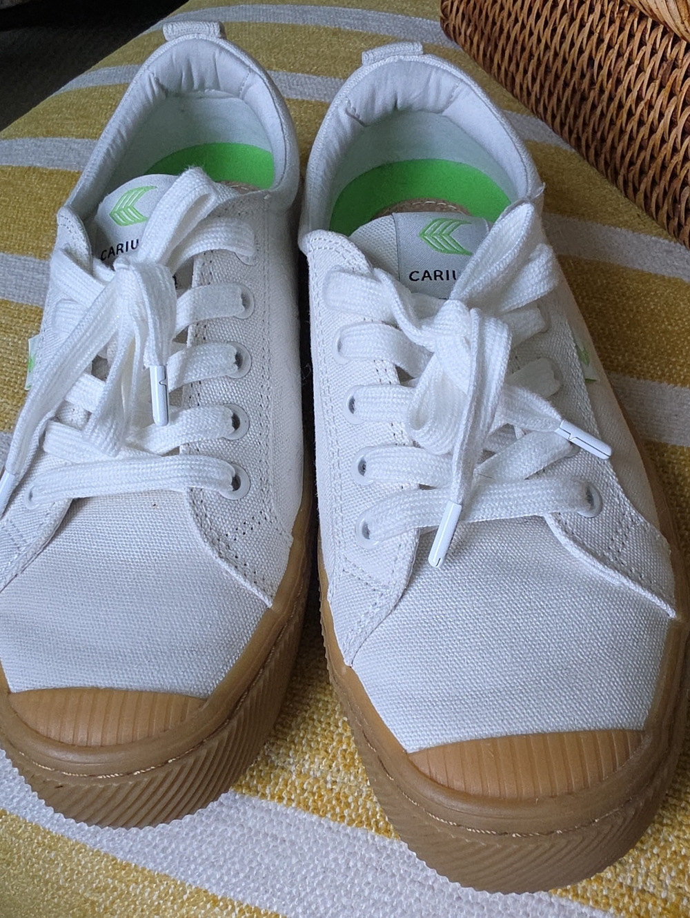 Womens Sz 8Cariuma White Canvas Sneakers with Gum Sole